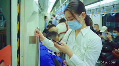 青年女人戴着口罩乘坐<strong>地铁</strong>